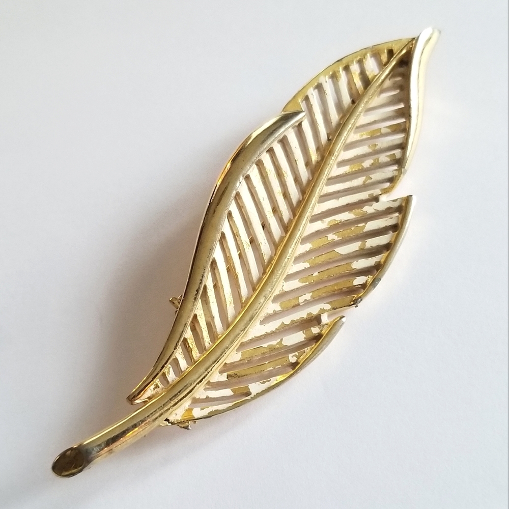 Vintage brooch feather or leaf chippy white paint gold tone metal